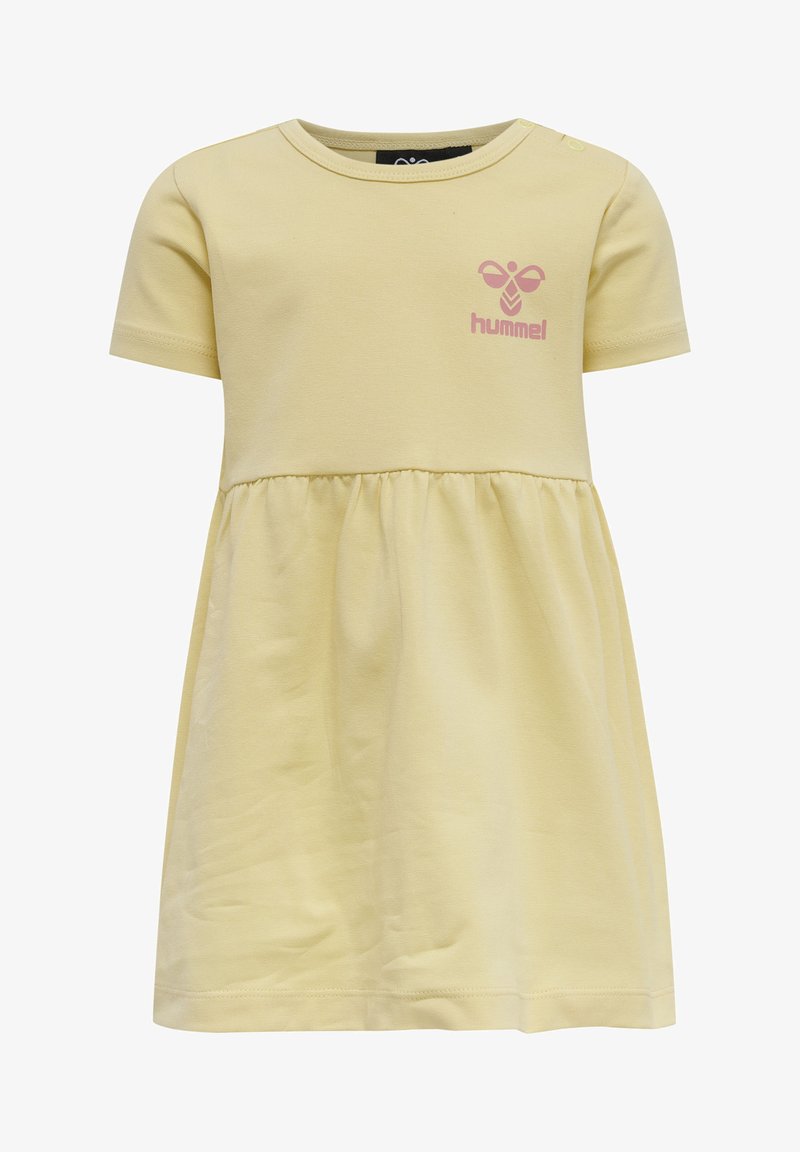 Gelbes Baumwollkleid mit kurzen Ärmeln, gerafftem Bund und pinkem Logo auf der Brust. Einfacher runder Halsausschnitt und glatte Textur.