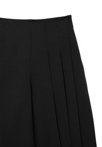 Schwarze plissierte Hose aus einem glatten Stoff mit vertikalen Falten an der Vorderseite, die ein strukturiertes Design bieten.