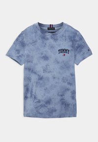 Camiseta de tie-dye azul hecha de algodón orgánico. Presenta un cuello redondeado, mangas cortas y un pequeño logo "TOMMY" con acentos.
