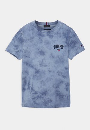 Blauwe tie-dye t-shirt gemaakt van biologische katoen. Heeft een ronde halslijn, korte mouwen en een klein "TOMMY" logo met accenten.