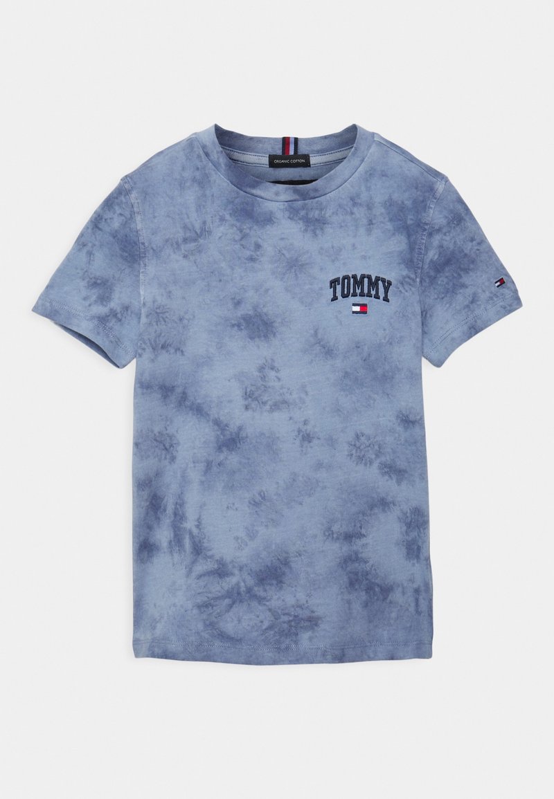 Camiseta de tie-dye azul hecha de algodón orgánico. Presenta un cuello redondeado, mangas cortas y un pequeño logo "TOMMY" con acentos.