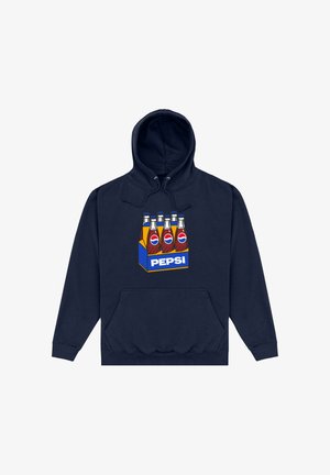Felpa blu navy con grafica stampata di cinque bottiglie di soda vintage in una scatola gialla etichettata "PEPSI." Inclusa tasca a marsupio frontale.