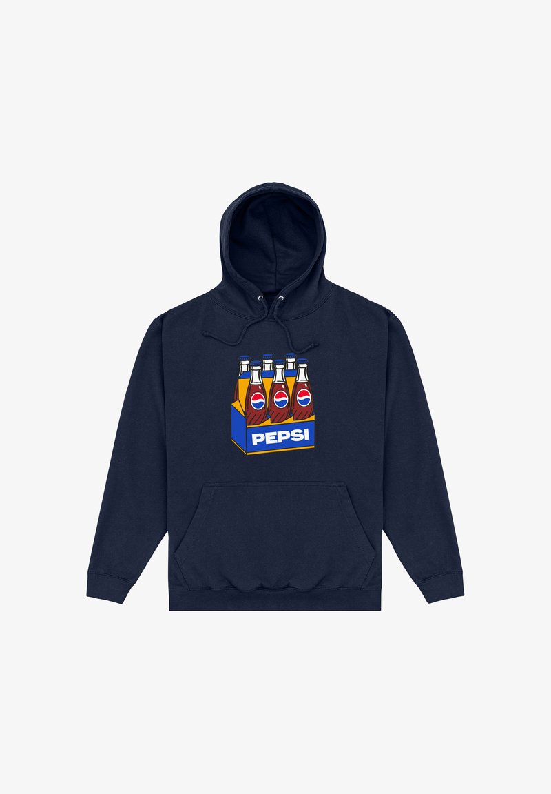 Sudadera con capucha azul marino que presenta un gráfico impreso de cinco botellas de refresco vintage en una caja amarilla etiquetada "PEPSI". Incluye un bolsillo canguro en la parte frontal.