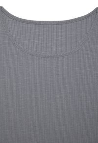 Hall hall riidest, millel on ümar kaelus. Tekstuur on pehme ja veniv, näidates peeneid vertikaalseid jooni kogu pinna ulatuses.