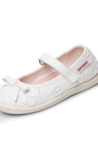 Scarpe Mary Jane bianche in tessuto con sovrapposizione di pizzo, dettaglio a fiocco e cinturino. L'interno è di un rosa chiaro, con una soletta testurizzata e una suola in gomma.