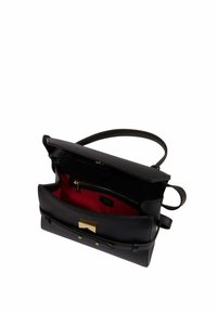 Sac à main en cuir noir avec rabat supérieur, intérieur rouge, accents en métal doré et poche zippée. Il dispose d'une bandoulière unique.