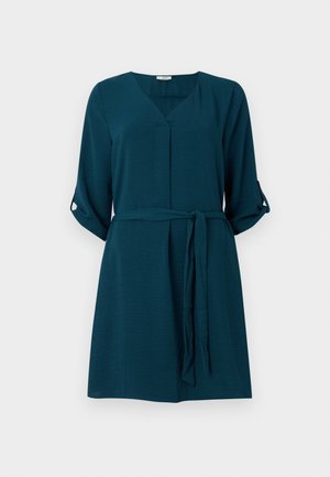 Vestido azul petróleo com decote em V, mangas três quartos, cintura com laço e textura leve. Apresenta um brilho subtil e detalhes com botões para enrolar.