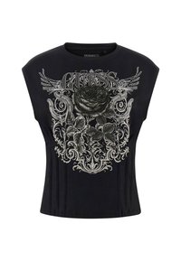 Camiseta negra de manga corta con un diseño gráfico que presenta una rosa y detalles decorativos en plata. La tela parece suave y tiene un corte relajado.