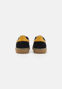 adidas Originals HANDBALL SPEZIAL UNISEX - Sportcipő - core black/preloved yellow/grey six