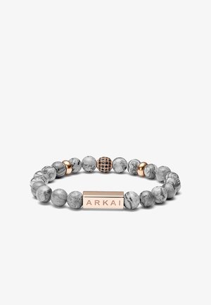 Grå marmorstenpärlarmband med en rektangulär tag i roséguld som är graverad med "ARKAI" och en dekorativ accentpärla med svarta stenar.