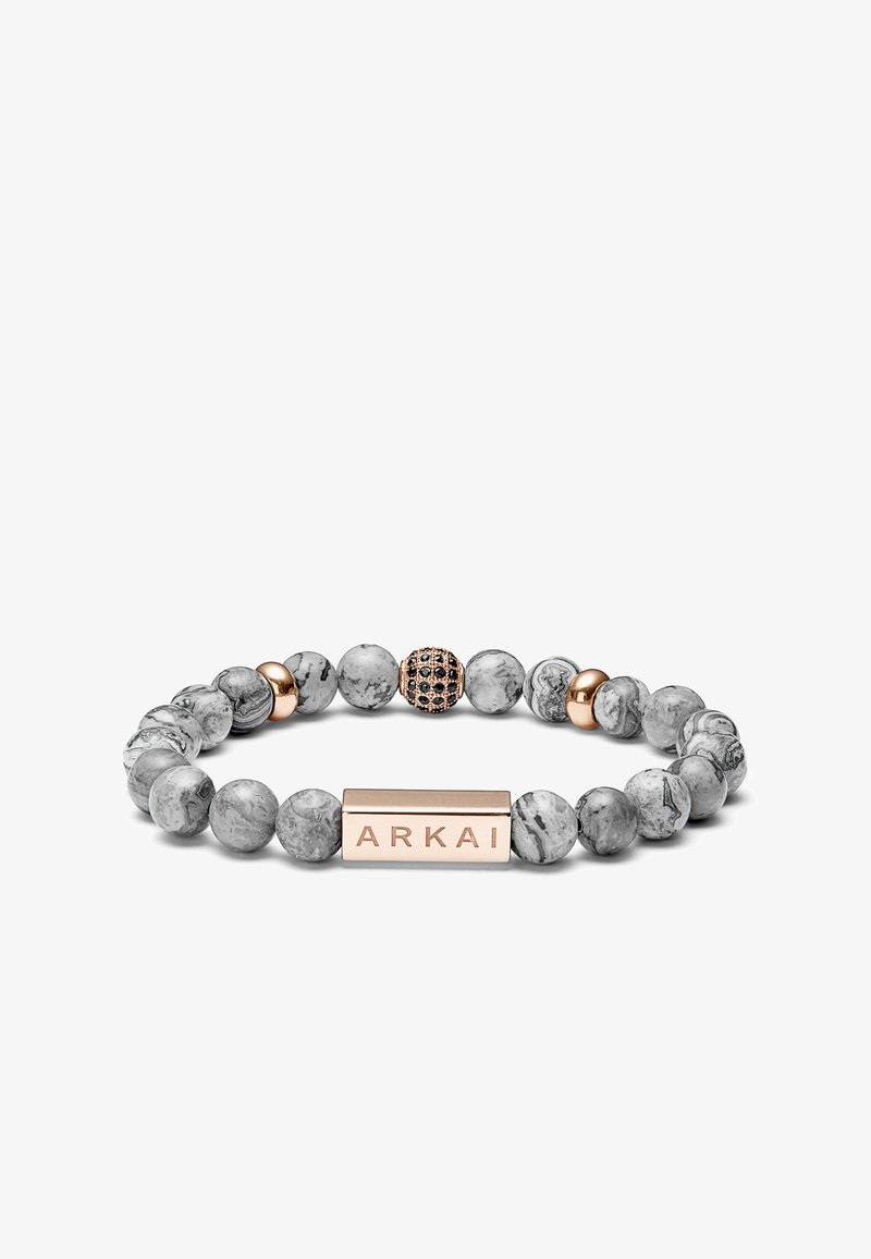 Grå marmorert steinperlebånd med en rektangulær tag i roségull gravert med "ARKAI" og en dekorativ akseperle med svarte steiner.