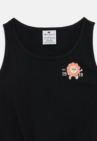 Débardeur en coton noir avec un graphique de fleur rose présentant des traits de visage et le texte "EST. 1919" en or, situé sur le devant.