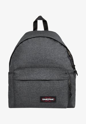 Un sac à dos en tissu gris avec un dessus incurvé et une poche zippée à l'avant. Avec des accessoires en métal noir et un logo Eastpak bien en évidence. Bretelles solides.
