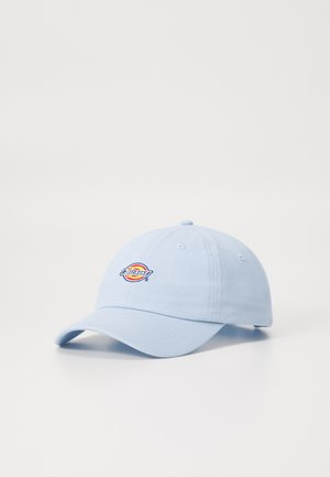Gorra de béisbol de algodón azul claro con pico curvado y logotipo bordado en colores del arcoíris, mostrada sobre un fondo blanco.