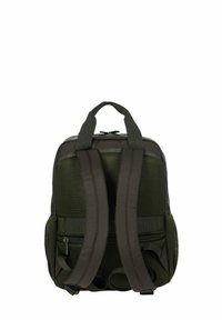 Mochila de malla verde con correas acolchadas y ajustables, dos bolsillos frontales con cremallera y portabotellas laterales. Tejido texturizado con diseño transpirable.
