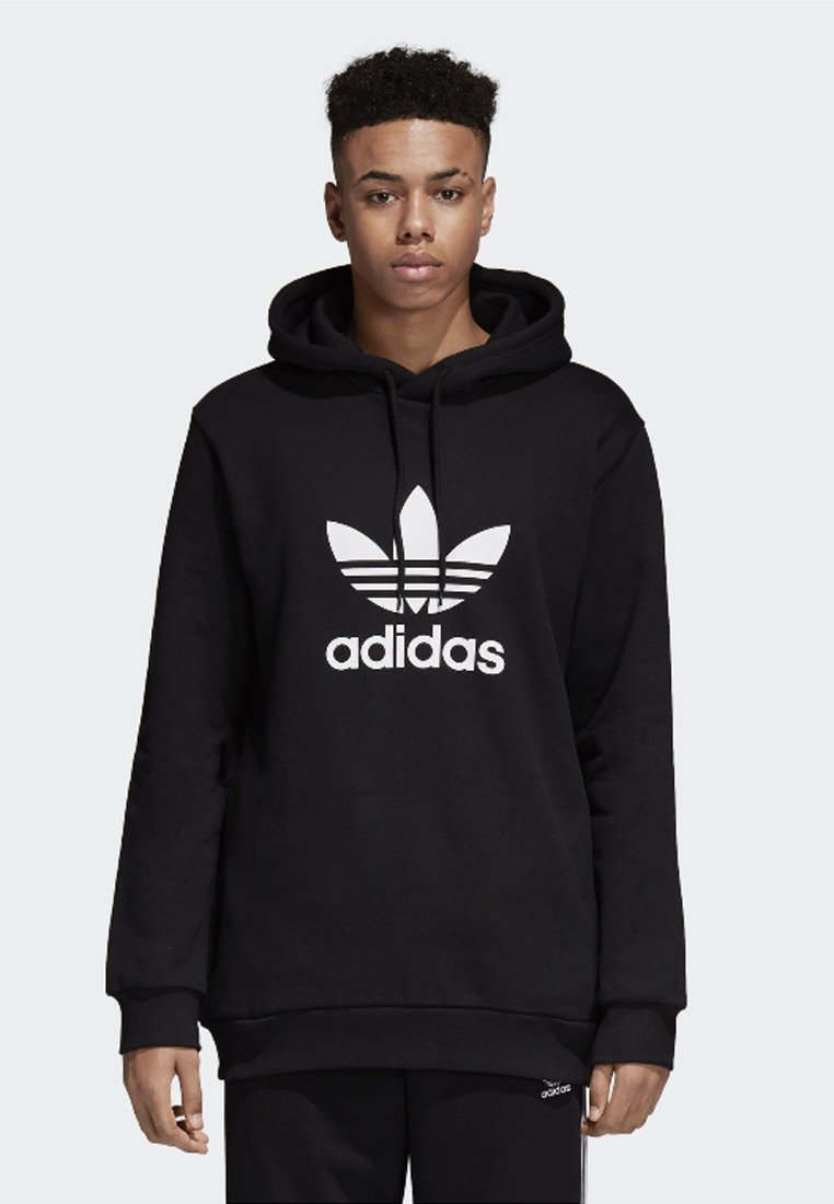 Sudadera de forro polar negra con un bolsillo canguro frontal, capucha con cordón y logo blanco de Adidas que presenta tres rayas en el pecho.
