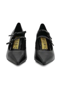 Scarpe nere in pelle con punta appuntita, dotate di due cinturini regolabili sulla parte anteriore e un design elegante. Soletta gialla con marchio visibile.