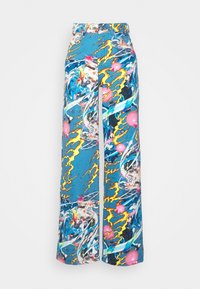 Široké kalhoty v modré látce s živým abstraktním vzorem, na kterém jsou růžové bubliny, žluté blesky a točící se motivy.