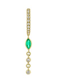 Aro de oro con piedras redondas transparentes y un gema en corte marquesa verde colgando de una cadena, mostrando una textura suave y un acabado pulido.
