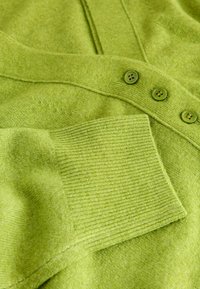 Unselected, green