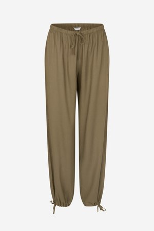 Pantalon vert olive avec une taille à cordon, un design fuselé et des chevilles élastiques. Confectionné en tissu doux, léger et à la texture lisse.