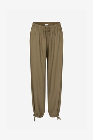 Pantalon vert olive avec une taille à cordon, un design fuselé et des chevilles élastiques. Confectionné en tissu doux, léger et à la texture lisse.