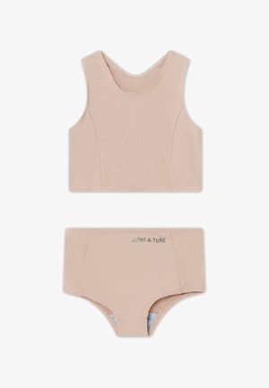 Ροζ δύο κομματιών μαγιό, περιλαμβάνει ένα αμάνικο τοπ με λεία υφή και ταιριαστά ψηλόμεσα σλιπ, με λογότυπο μπροστά.