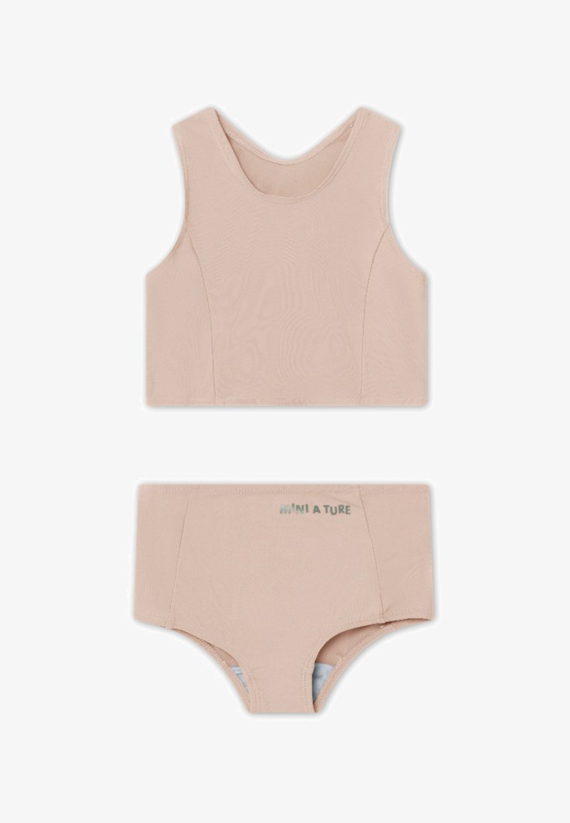 Completo da bagno rosa chiaro in due pezzi, composto da un top senza maniche con una texture liscia e un paio di pantaloni a vita alta coordinati, con logo sulla parte anteriore.