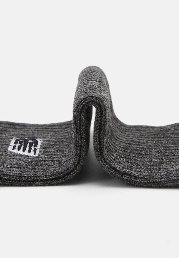 ESSENTIALS CUSHIONED CREW SOCKS PATCH LOGO 3 PACK - Socks2