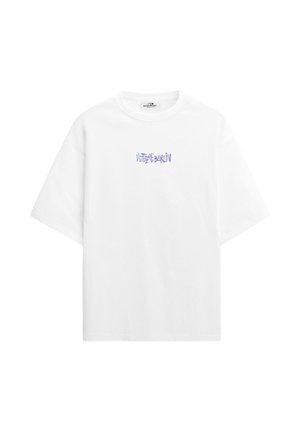 Wit T-shirt met korte mouwen en losse pasvorm, met "VETEMENTS BERLIN" in kleine paarse letters gedrukt op de borst in het midden.