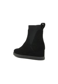 Černé semišové kotníkové boty s vroubkovanou elastickou vsadkou a nízkou wedge podrážkou, vybavené poutkem na zadní straně pro snadné obouvání.