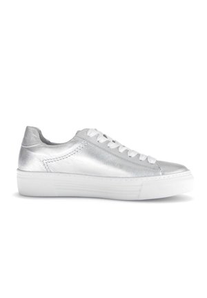 Silberner Sneaker aus Leder mit niedrigem Schnitt, weißen Schnürsenkeln und dicker weißer Gummisohle, im Profil vor weißem Hintergrund gezeigt.