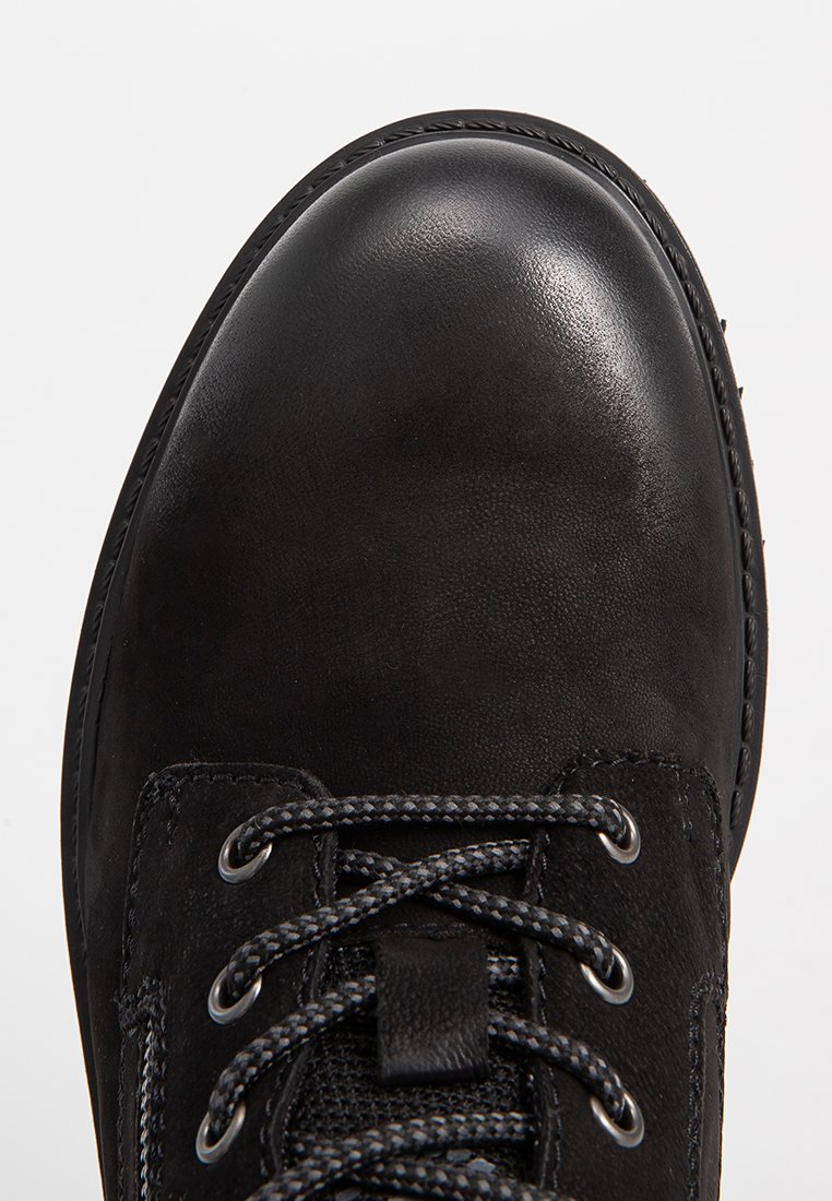 Scarpa in pelle nera con punta tonda, tomaia testurizzata e lacci grigi. Dotata diocchielli metallici e dettagli cuciti lungo la suola.