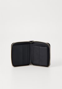 Portefeuille noir zippé en cuir lisse, doté de plusieurs fentes pour cartes et d'un design simple et minimaliste. Quincaillerie zippée en ton doré.