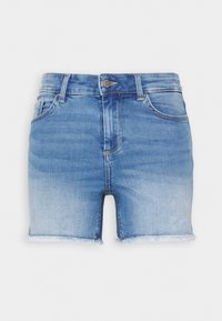 Modré džínové šortky s třepenými okraji, předním knoflíkem a kapsami na bílém pozadí.