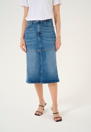 Jeanskjol med knälång form, ljusblå färg, sydda detaljer, framfickor, och lätt fransning vid fållen.