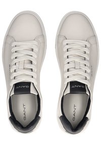 Sneakers bianchi in pelle con accenti neri, caratterizzati da una punta arrotondata, robusti lacci bianchi e un design semplice. Logo GANT sulla linguetta.