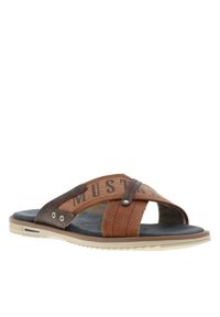 Sandales en cuir marron avec des sangles croisées, des motifs texturés et des accents foncés contrastants. Semelle légère avec un branding subtil sur le côté.