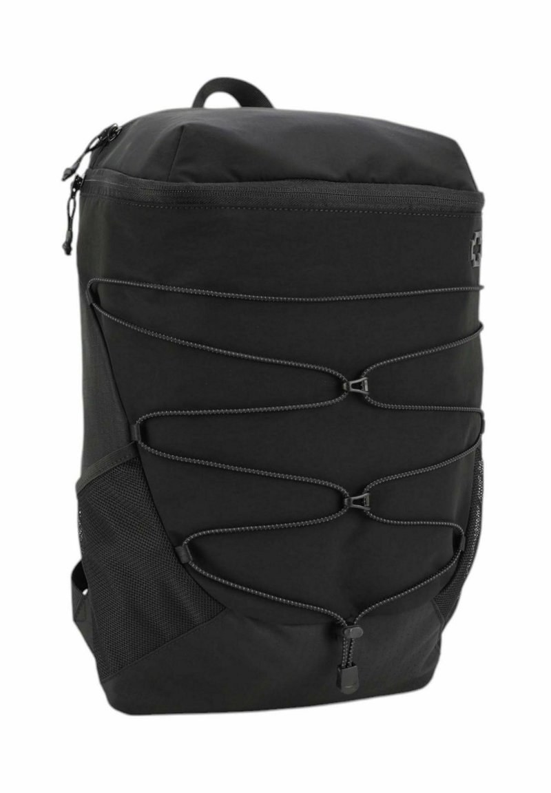 Sac à dos noir au design épuré, fabriqué à partir de matériaux durables. Il est doté de détails en cordon élastique, d'une poche latérale en filet et d'une fermeture à glissière supérieure.