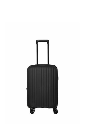 Valise rigide noire avec un motif de rainures verticales, poignée télescopique et quatre roues pivotantes. Design compact et de forme carrée.