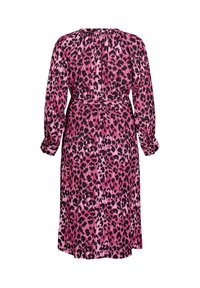 Obleka z leopardjim vzorcem v roza in črni barvi, dolgi rokavi z ožjimi manšetami, nabran hrbtni del, pas z obročem, dolžina do kolen, lahka tkanina.