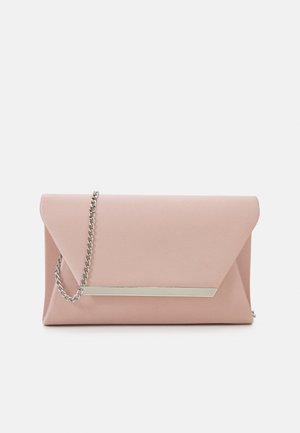 Lichtroze enveloppenclutch met zilveren metalen stangdetail en korte zilveren kettingriem op een effen witte achtergrond.