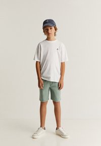 Scalpers OUTFITTERS - Shorts vaqueros - green