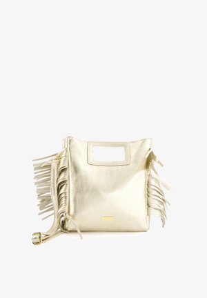 Metallic guld håndtaske med frynse detaljer, har et rektangulært udskæringshåndtag, glat tekstur og en lynlåslukning på den ene side.