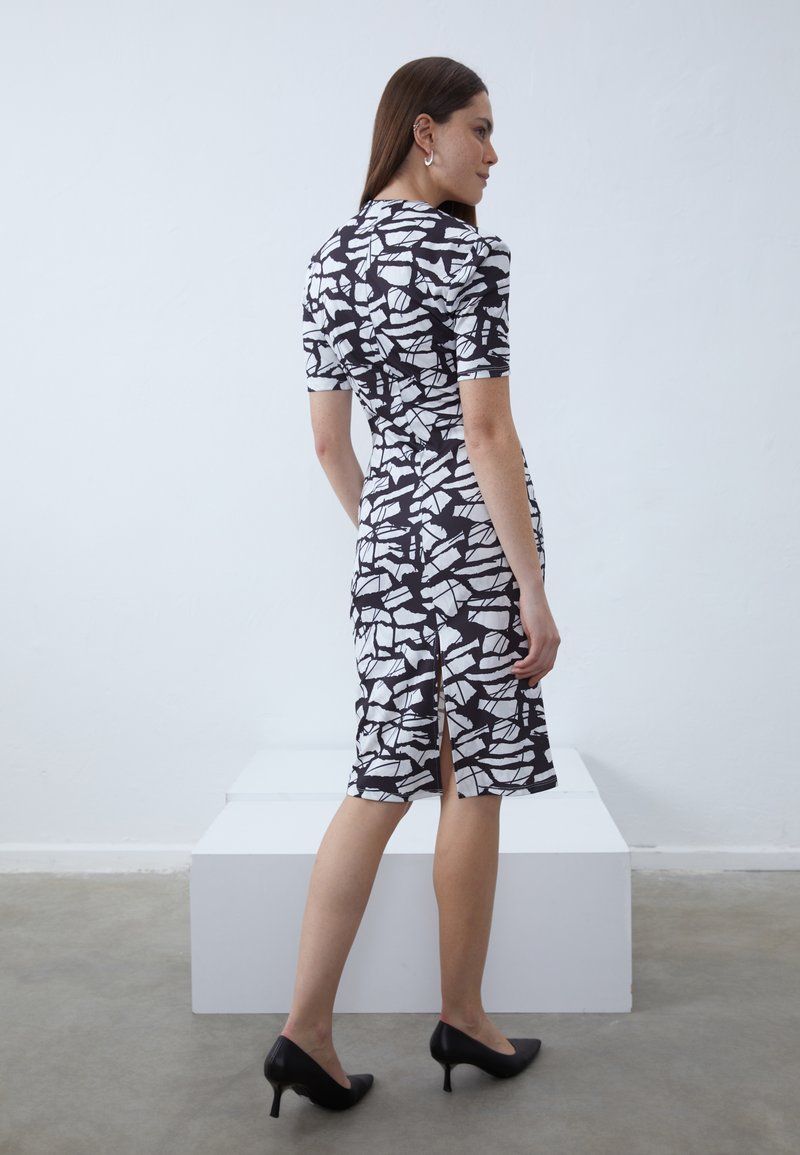 black and white shift dress THE SLEEVELESS in & Tweed Black/White Tweed Jacquard / 2023RES441 BWTJ / 1 Body Lining 77% Polyester Women's Black Dalmatian Print Satin
