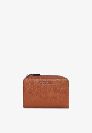 Bruine lederen portemonnee met textuur en rits, met zilverkleurig merklogo in het midden aan de voorkant.