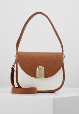 Brązowa skórzana torba na ramię z białej tkaniny, z klapką, złotym zapięciem i regulowanym paskiem, prezentowana na białym tle.