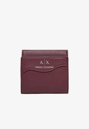 Portafoglio in pelle testurizzata bordeaux con un accento curvo, caratterizzato dal logo "A X" e dalla scritta "ARMANI EXCHANGE" in rilievo sul davanti.