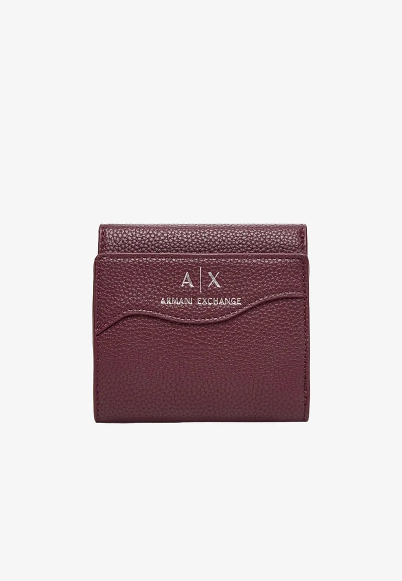 Portafoglio in pelle testurizzata bordeaux con un accento curvo, caratterizzato dal logo "A X" e dalla scritta "ARMANI EXCHANGE" in rilievo sul davanti.
