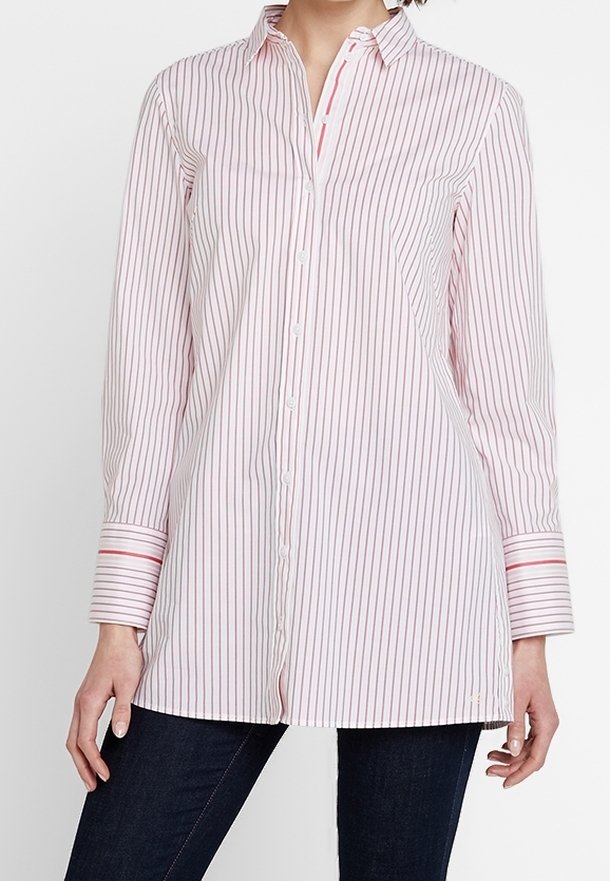 Chemise à manches longues boutonnée de couleur rose clair avec de fines rayures rouges, dotée d'un col et d'accents contrastants sur les poignets.